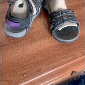 Teva black & purple sandals in great condition & shape size 8
